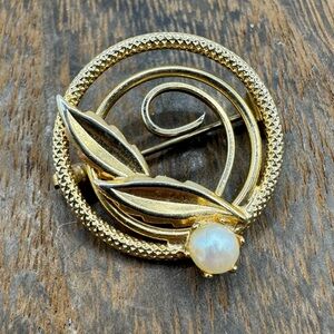 Vintage gold flower circle brooch with genuine pearl classic minimalist